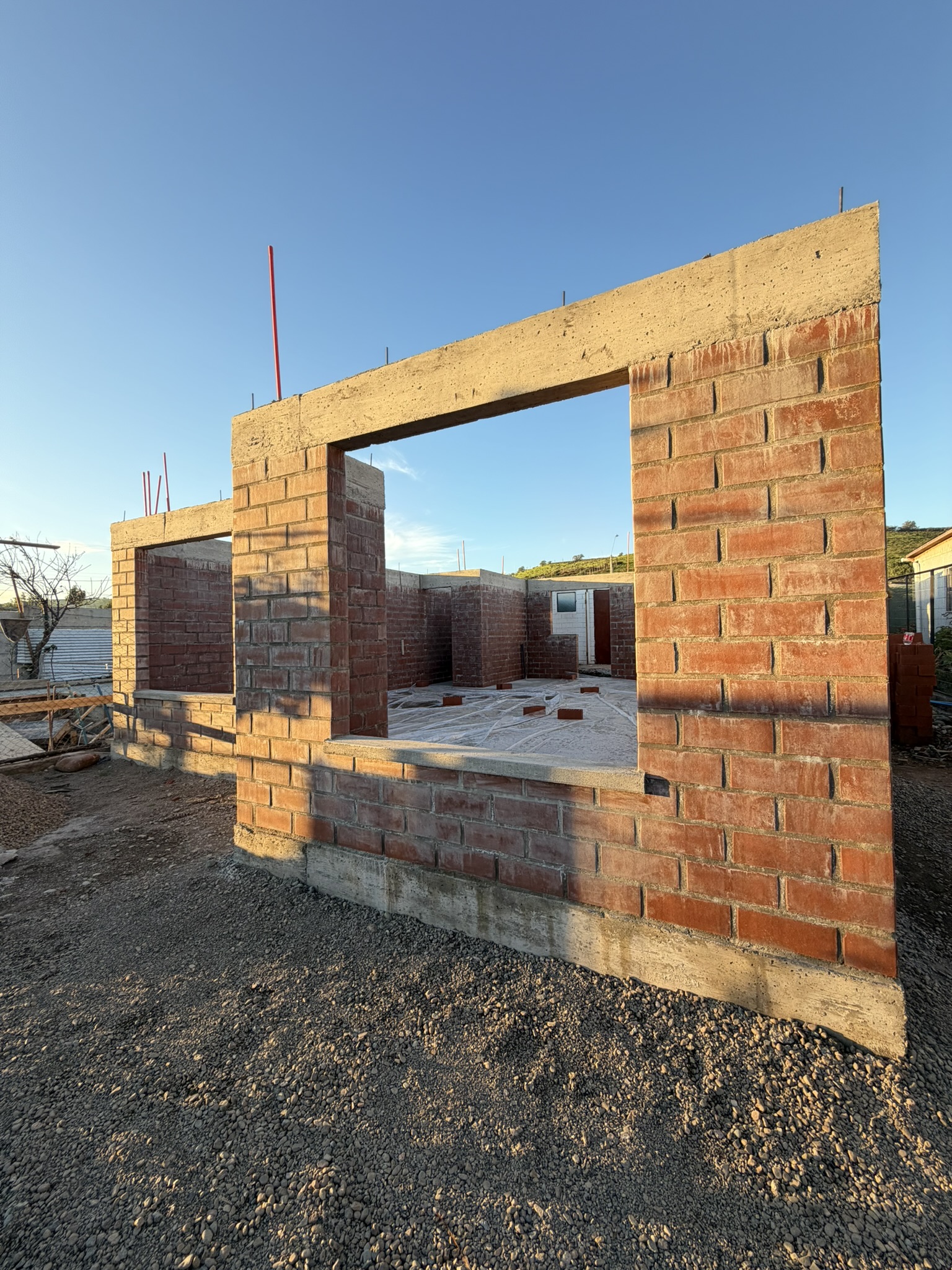 Registro de una vivienda en obra gruesa con muros de albañilería